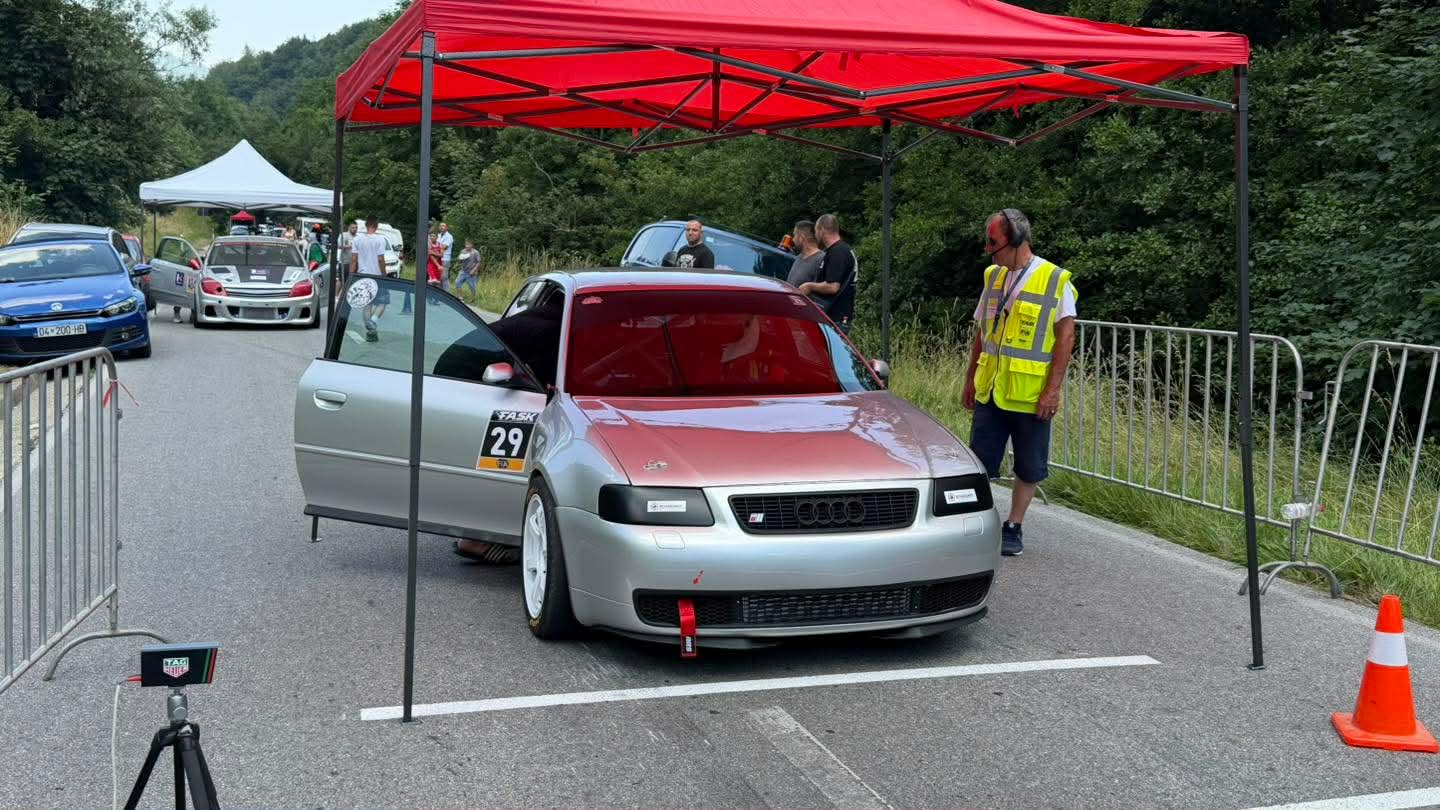 Veturë Audi me numrin 29 në startin e garës