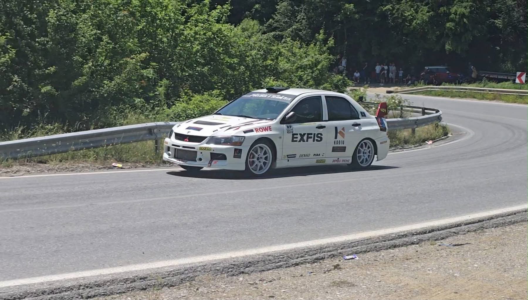 Veturë garuese në një kthesë të garës malore në Kosovë