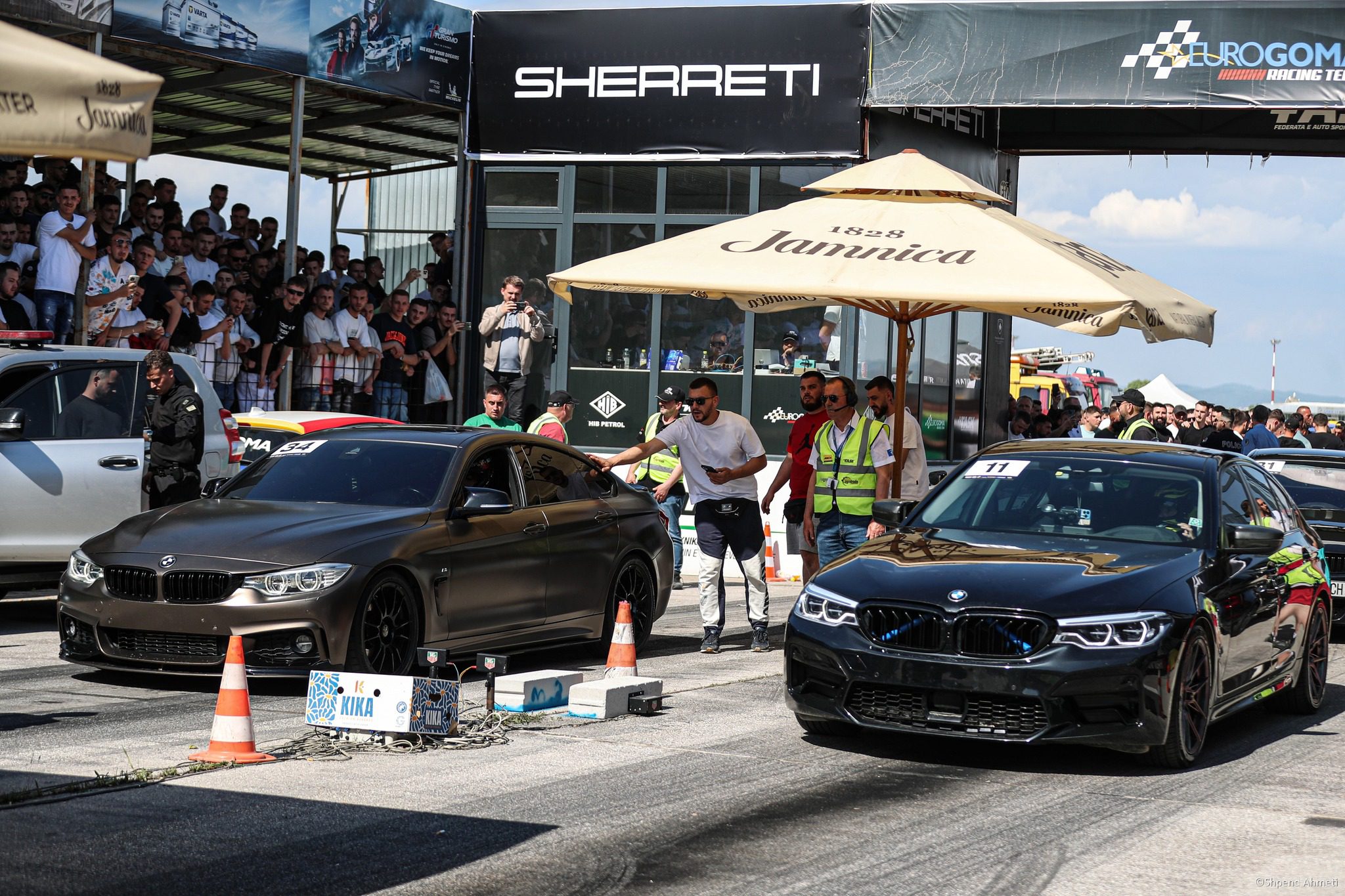 Dy vetura BMW dhe publiku në startin e Drag Race